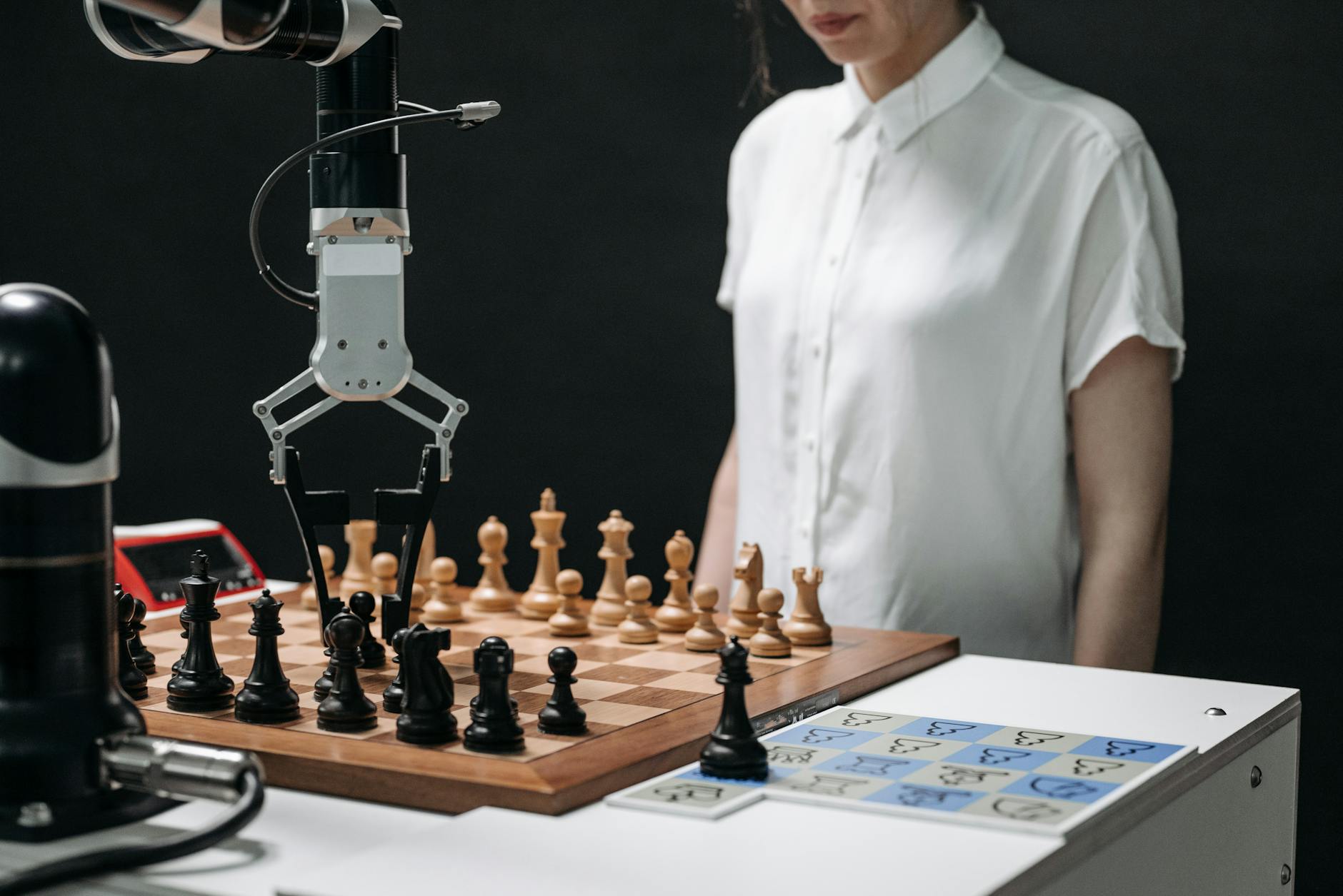 ภาพเปรียบเทียบการ์ดงานที่ถูกแบ่งเป็น 'AI แทนที่ได้' และ 'ยังต้องใช้คน'