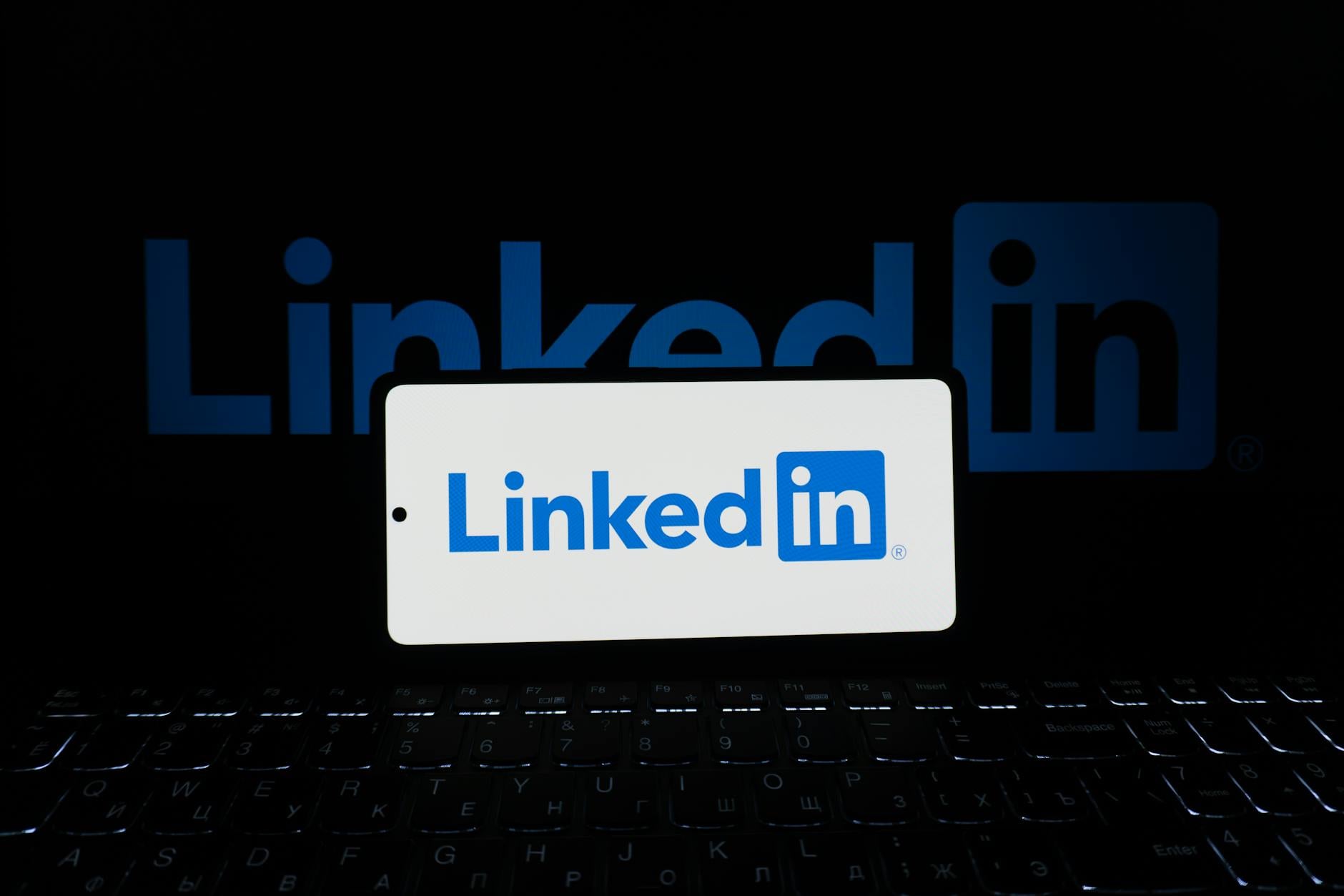 LinkedIn 피드에서 수출기업 계정의 바이어 문제 해결 사례 포스트에 댓글이 달리는 화면을 바라보는 장면