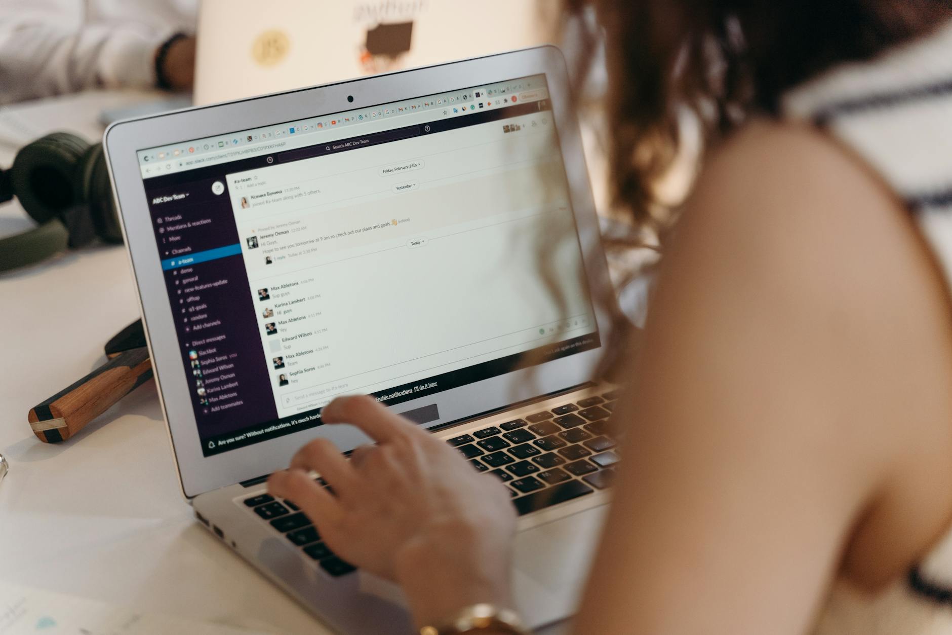 수출 담당자가 노트북에서 LinkedIn DM 초안과 콜드이메일 시퀀스 화면을 동시에 열어 멀티채널 아웃리치를 설계하는 장면