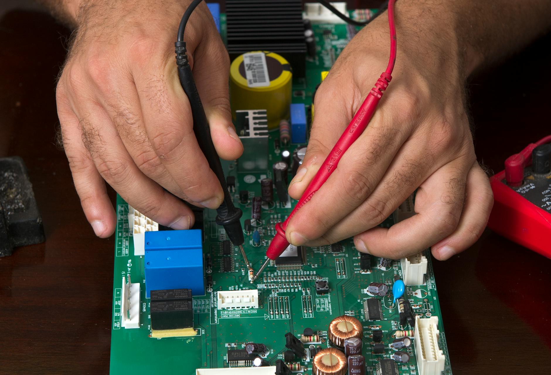CNC 머신이 PCB 보드 위를 천천히 이동하며 프로빙하는 근접 장면