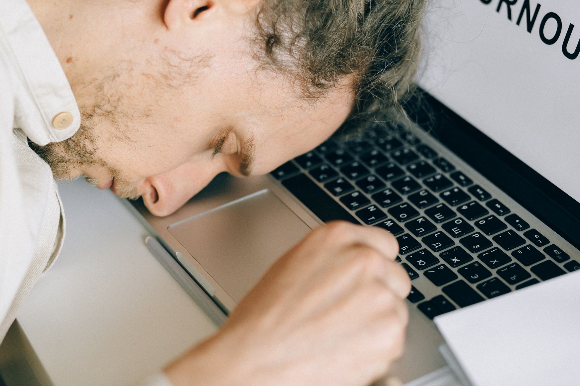 Prompt Gambar: Seorang buyer asing yang mengerutkan dahi saat melihat kotak masuk emailnya yang dipenuhi puluhan proposal bahasa Inggris berformat sama yang dibuat oleh AI di layar monitor