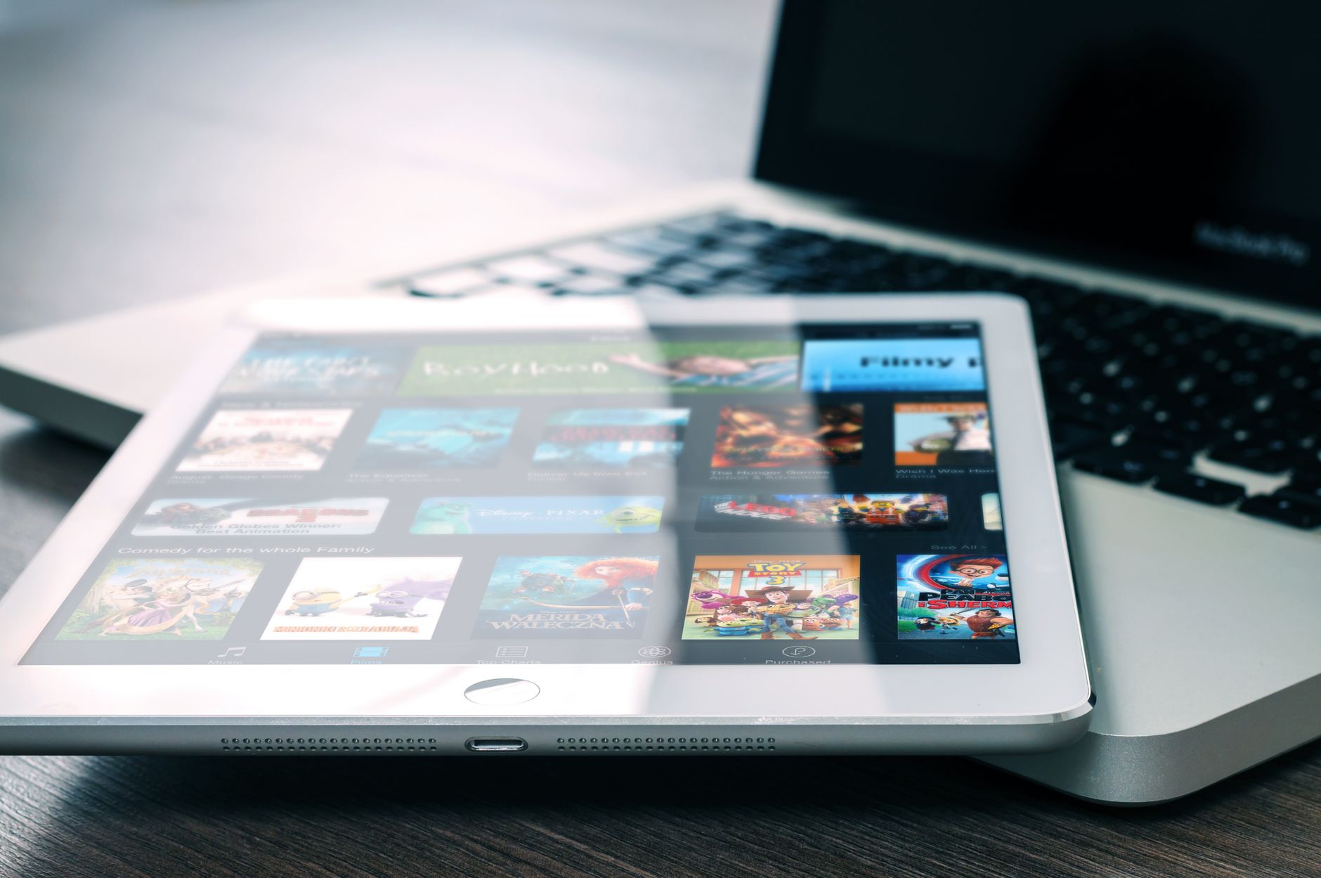 이미지 프롬프트: 스팸 메일함으로 직행하는 화려한 디자인의 PPT 파일과, 그 옆에 무심하게 띄워진 유튜브 검색창을 상징하는 직관적인 장면