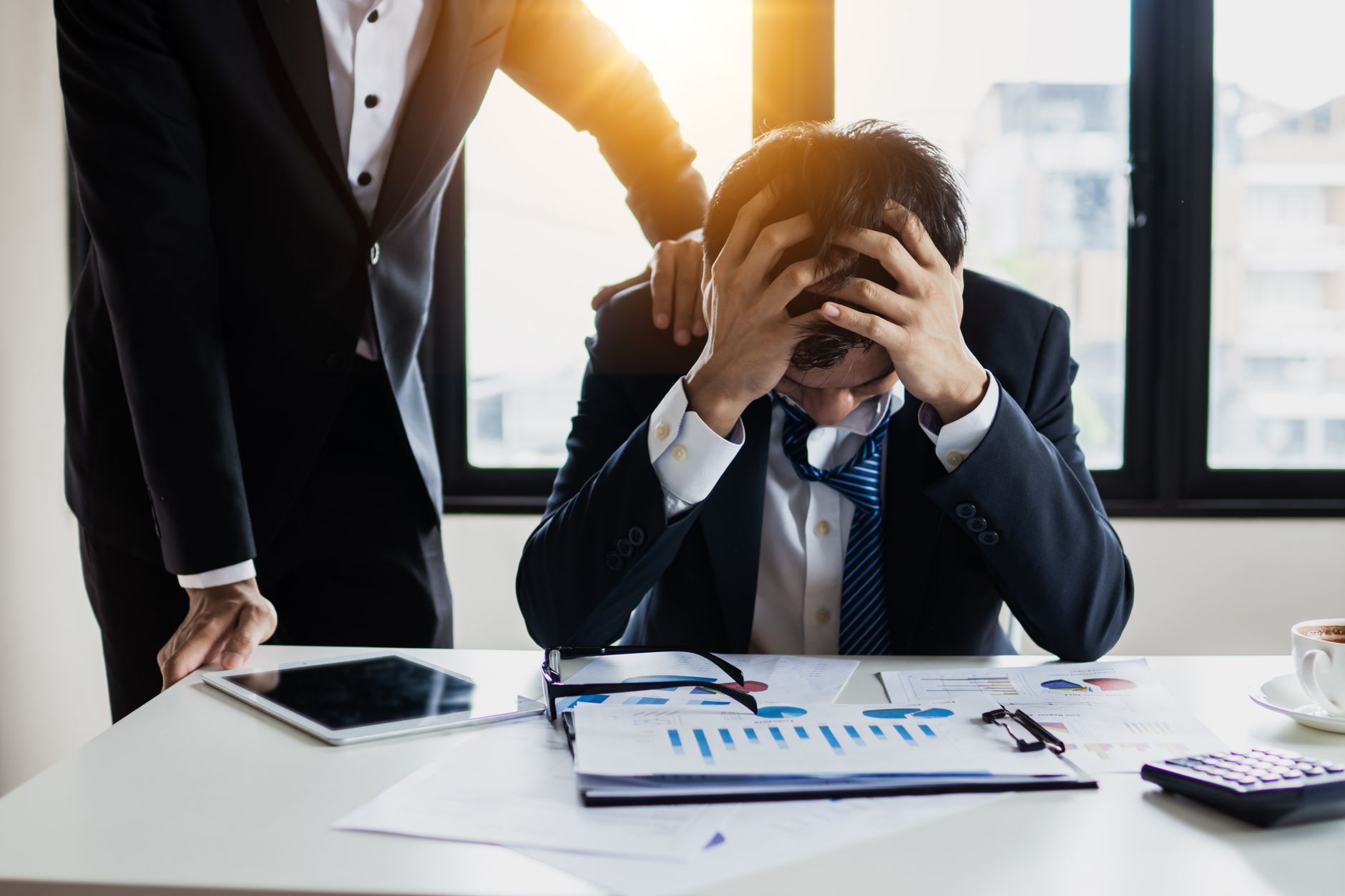 이미지 프롬프트: 화려한 우상향 그래프가 띄워진 모니터 앞, 텅 빈 이메일 수신함을 보며 한숨 쉬는 30대 해외영업 실무자의 뒷모습