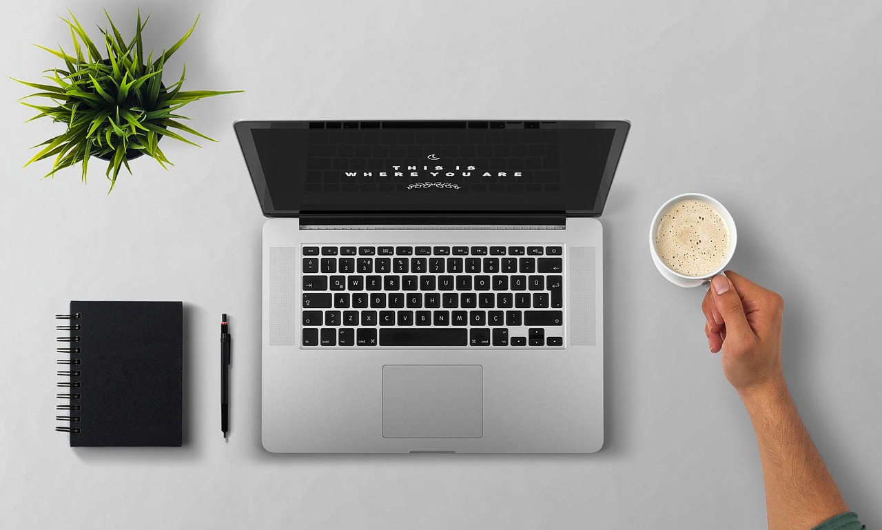 Seorang karyawan menatap layar laptop dengan penuh pikiran di kantor yang tenang