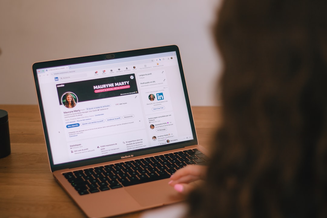 해외 바이어가 노트북에서 공급사 LinkedIn 페이지를 꼼꼼히 살펴보는 장면