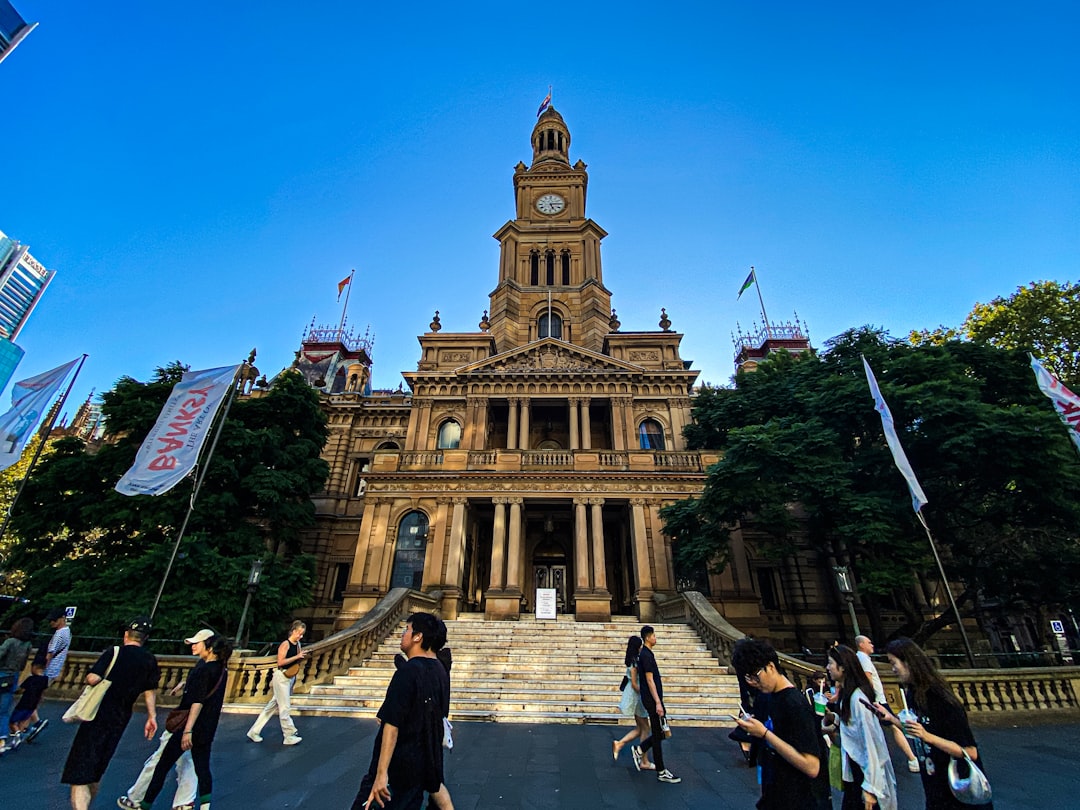 도시 청사 앞 AI 발표 현수막 앞에 서 있는 공무원과 취재진, 자연스럽게 촬영된 장면