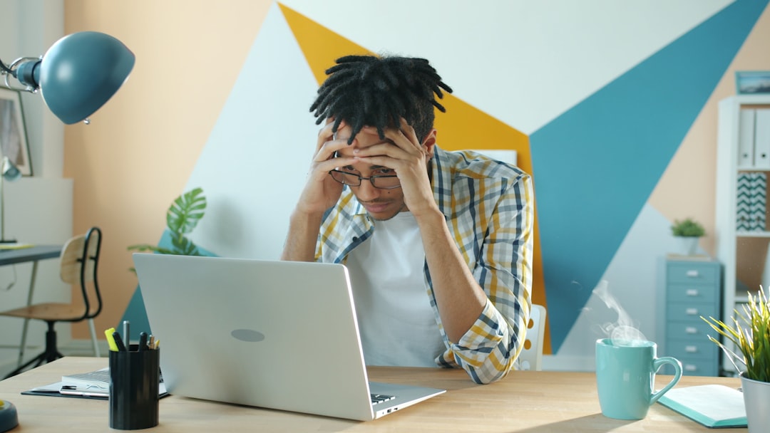 在Google Workspace登录界面看着“不支持的浏览器”警告弹窗,一脸困惑盯着显示器的上班族